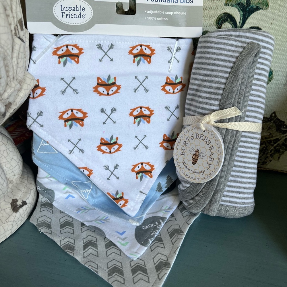 NEW BURTS BEES ORGANIC SWADDLING BLANKET WITH 4 BANDANNA BIBS